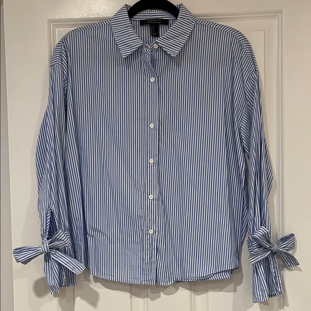 Forever 21 Women’s. Cropped Blue and White Striped Button Down Shirt Bows